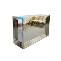 Comptoir de bar de luxe en acier inoxydable avec miroir frontal, finition or et argent, table de réception à plusieurs niveaux pour événements de mariage