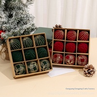 Juego de 9 Bolas de Navidad Rojas de Terciopelo de 6 cm, Adornos con Purpurina y Hilo Dorado para Decoración Navideña del Hogar