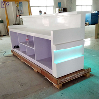 Bureau de réception personnalisé en surface solide 2 places avec éclairage LED RGB, design rayé unique pour hall d'accueil