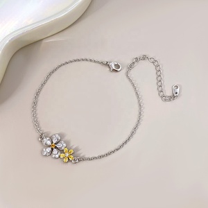 Pulsera de Zirconia Floral Doble Chapada en Oro con Dos Flores Incrustadas de Circonia Cúbica, Cadena Delicada para Uso Diario, Venta al por Mayor - Product Image 6