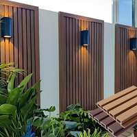 Revestimiento de Pared Exterior WPC con Diseño Moderno a Rayas, Panel de Coextrusión para Paredes Exteriores Comerciales, Estilo Clásico para Hoteles