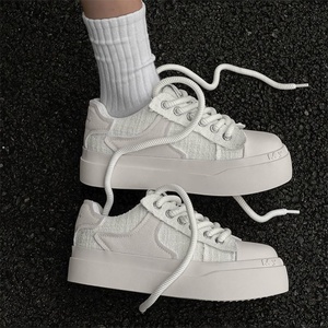 Chaussures de skate décontractées polyvalentes pour hommes, collection Printemps 2026, en toile noire et blanche, à plateforme rehaussante, confortables, à bout épais, style niche - Product Image 4