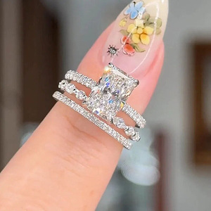 Set di Tre Anelli Classici con Zirconi Quadrati a Quattro Punte per Donne, Gioielli Eleganti e alla Moda - Product Image 3
