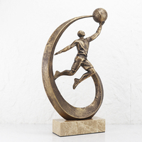 Sculpture d'art en bronze rouge et marbre, nouveau design, statue de sport de luxe sculptée en or, décoration d'intérieur, vente en gros