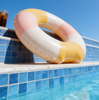Bouée de piscine gonflable tricolore accrocheuse en jaune, blanc et rose, pour grande piscine en PVC et fête de plage estivale