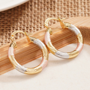 Orecchino a clip in metallo a tre colori con texture lineare, gioiello elegante e minimalista, stile moderno - Product Image 4