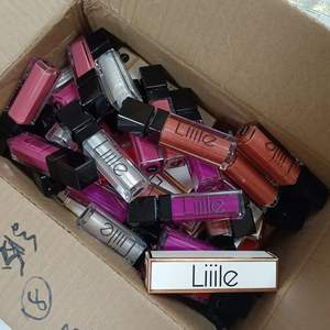 Glaçure à lèvres mate en velours rouge végétalien collant brillant repulpant mini brillant à lèvres mignon contenant de démarrage 3 ml avec kit applicateur - Product Image 3