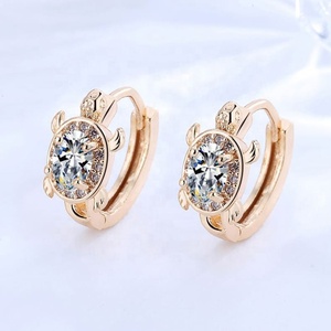 Boucles d'oreilles créoles plaquées or motif tortue, petites boucles d'oreilles créoles mignonnes en zircon cubique, bijoux fantaisie - Product Image 6