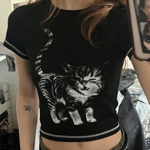 Camiseta de punto corta con estampado de gatitos para mujer, cuello redondo, manga corta, ajuste ceñido, informal, de verano, con gráfico - Product Image 2