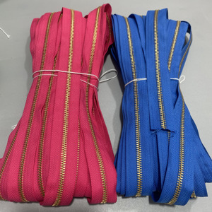 Cao Cấp Ykk Ban Đầu Dài Chuỗi Dây Kéo Với 3 #5 #8 # Vàng Brass Răng Thân Thiện Với Môi Đầy Màu Sắc Băng Cho Túi Hàng May Mặc Với Puller - Product Image 1