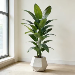 Un grand <span class=keywords><strong>bananier</strong></span> artificiel nécessitant peu d'<span class=keywords><strong>entretien</strong></span>, fabriqué en plastique, adapté à une utilisation en intérieur et en extérieur - Product Image 1