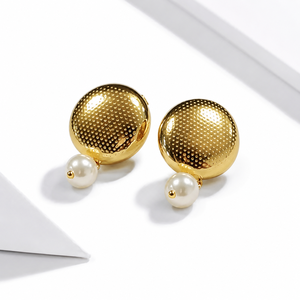 Boucles d'oreilles clous en acier inoxydable plaqué or 14K sous vide avec détail perle artificielle, boucles d'oreilles texturées et imposantes - Product Image 1