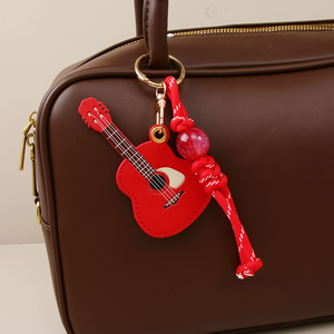 Llavero de <span class=keywords><strong>guitarra</strong></span> pequeño y lindo hecho a mano de cuero PU con correa de <span class=keywords><strong>cuerda</strong></span> trenzada y borla <span class=keywords><strong>para</strong></span> decoración de bolsos y mochilas. - Product Image 6