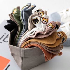 ถุงเท้าข้อสั้นผู้หญิงลายการ์ตูนสัตว์น่ารักสีพื้นปักลายสำหรับฤดูร้อนขายส่ง - Product Image 5