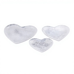 Plato Decorativo de Resina en Forma de Corazón, Acabado Escarchado, Diseño Minimalista Hecho a Mano, Bandeja Decorativa para Exhibir Aperitivos y Frutas para Fiestas - Product Image 1