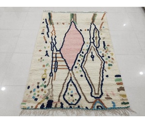 Ensemble de tapis marocain de luxe en laine et soie tissé à la main avec coussins carrés assortis – Design géométrique personnalisé, tapis doux, durable et unique - Product Image 1