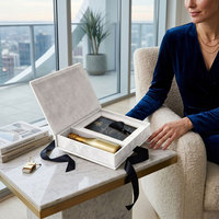 Boîte cadeau de luxe personnalisée en velours blanc avec porte-carte d'invitation, ruban en satin et pompon pour cadeaux d'entreprise VIP