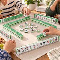 Jeu de tuiles de mahjong américain vert, tuiles translucides marbrées avec des motifs gravés de Joker et de fleurs, idéal pour les cadeaux