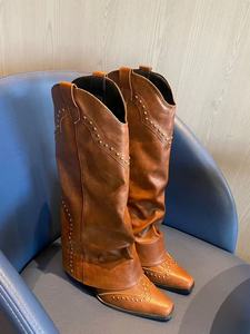 Botas de <span class=keywords><strong>vaquero</strong></span> occidentales con punta en pico para mujer, decoración de remache de tacón grueso, botas de media pantorrilla estilo <span class=keywords><strong>bootcut</strong></span> de pantorrilla ancha para verano 2025 - Product Image 2