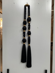 Décoration murale en macramé style Caralarga, noir et or, avec nœuds et pompons, pour la maison, le salon ou un mariage - Product Image 6