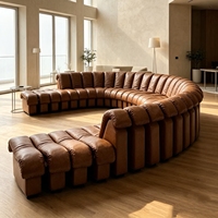 Italienisches Designer-Sofa von Desede im nordischen klassischen Retro-Stil, geschwungenes, modulares, schlangenförmiges Sofa für kleine bis große Räume.