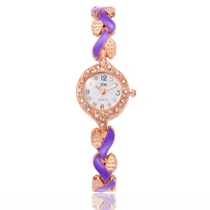 Nuevo Conjunto de Reloj de Pulsera de Cuarzo y Brazalete de Aleación con Hojas para Mujer, Versátil y a la Moda, Suministro Directo de Fábrica, Dropshipping - Product Image 3