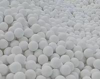 Billes de broyage en céramique à haute teneur en alumine 95% diamètre 40mm pour le broyage du sable de zircon dans l'industrie céramique