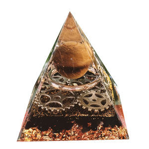 Pyramide en cristal Œil de Tigre 5cm 6cm avec gravure interne motif engrenage, décoration d'intérieur, artisanat de bureau, cadeau - Product Image 4