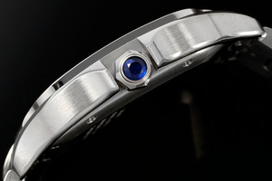 Un elegante reloj mecánico automático con una esfera con diseño de sol en degradado verde y una ventana para el calendario. - Product Image 3