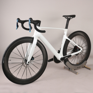 <span class=keywords><strong>Bicicleta</strong></span> <span class=keywords><strong>de</strong></span> Carretera TT-R18 con Grupo <span class=keywords><strong>de</strong></span> Transmisión Wheeltop 1X13 velocidades, Opciones <span class=keywords><strong>de</strong></span> Ruedas <span class=keywords><strong>de</strong></span> <span class=keywords><strong>Carbono</strong></span> con Radios, Pintura Blanca, Frenos <span class=keywords><strong>de</strong></span> Disco Aerodinámicos - Product Image 2