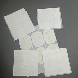 Precio <span class=keywords><strong>barato</strong></span> de fábrica Rectángulo texturizado blanco 120gsm papel de espesor de buena calidad logotipo personalizado etiquetas adhesivas en relieve - Product Image 5