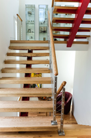 Escalier droit moderne en bois massif avec structure en acier sur mesure pour villa et maison duplex