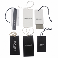 Étiquettes de vêtements personnalisées à bas prix avec impression de logo et nom, étiquettes suspendues en papier pour vêtements avec cordon