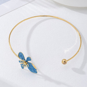 Collana Girocollo Retrò in Metallo con Fiori, Design di Lusso Leggero per Donna - Product Image 5