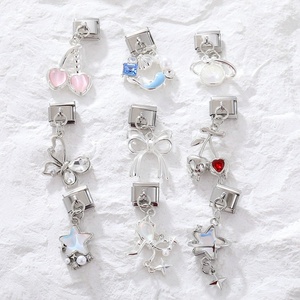 Colgante de mariposa y luna personalizado con diamantes de colores, hecho a mano, de acero de titanio electrochapado, para manualidades DIY, con dijes transfronterizos. - Product Image 3