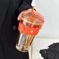 Gobelets en verre de haute qualité avec logo, dotés d'une paille, pour la promotion en ligne comme cadeau promotionnel tendance.