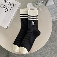 Chaussettes rayées noires et blanches pour femmes, personnalisées avec lettres brodées, chaussettes de croissance pour femmes, style japonais polyvalent