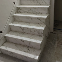 Escalier intérieur moderne en acier inoxydable en spirale avec rampes en marbre blanc jade pour villa