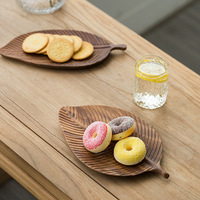 Creatieve ecovriendelijke acaciahouten dienblad met één laag, modern design, uitgesneden bladmotief, voor snacks, fruit en voedsel in de keuken.