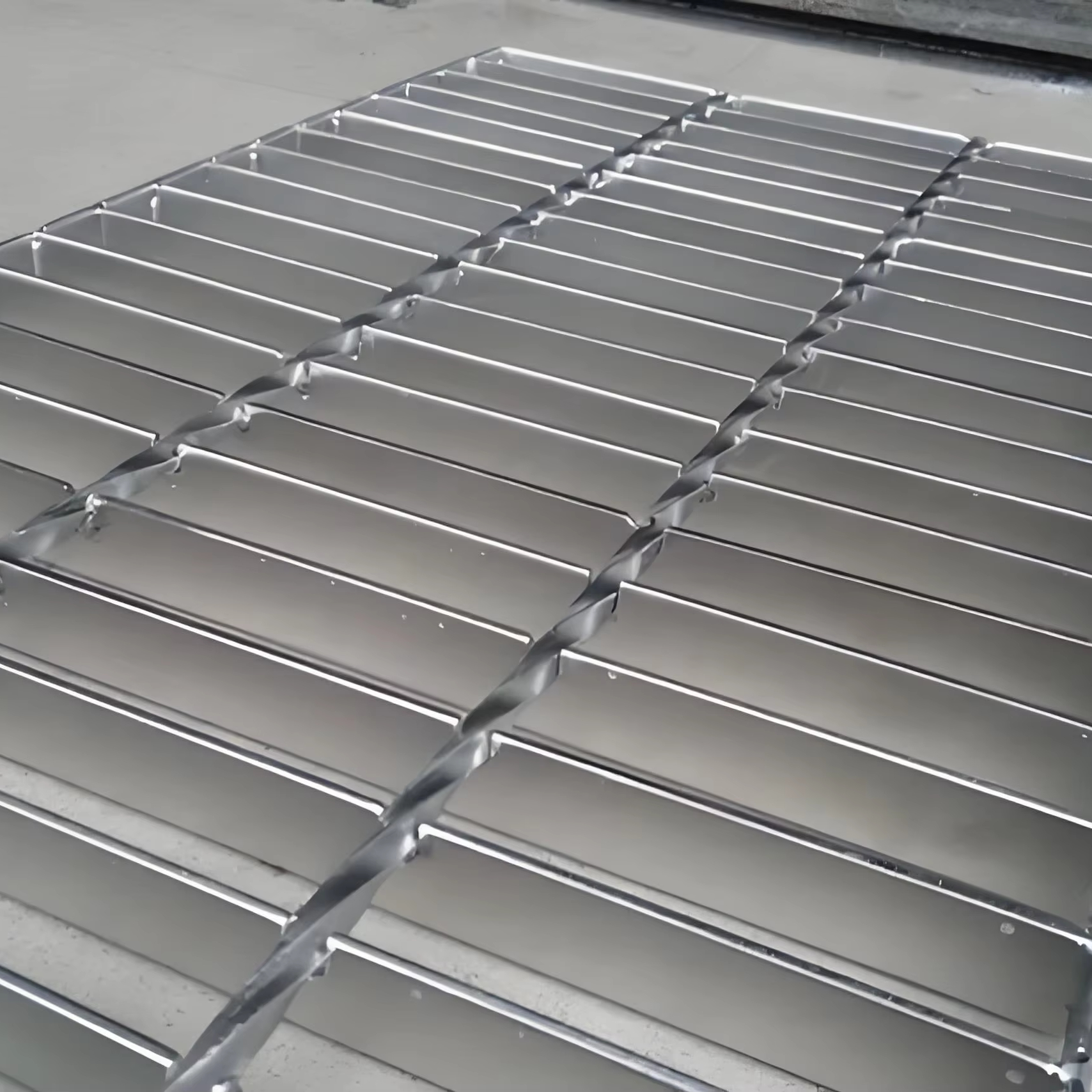 Metal Cover Plates for Outdoor Walkway Platforms with Serrated Anti-slip Safety Grilles and Drainage Channels
