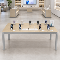 Vitrine de présentation robuste en bois grainé sur mesure avec éclairage LED intégré et gestion des câbles pour l'aménagement de magasins de marque