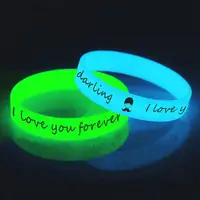 Günstige benutzer definierte Logo Farbe Größe Glow In Dark Silikon Glowing Bracelet leuchtende Armbänder mit Nachricht