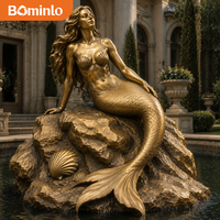 Sculpture réaliste de sirène, statue décorative sur socle en roche pour jardin, piscine, hôtel, complexe hôtelier et décoration paysagère