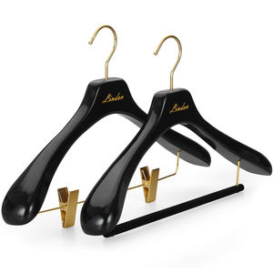 Cintres en <span class=keywords><strong>bois</strong></span> brillant <span class=keywords><strong>de</strong></span> luxe LINDON avec pinces en métal doré, cintre <span class=keywords><strong>de</strong></span> boutique <span class=keywords><strong>de</strong></span> mode, hôtel, <span class=keywords><strong>pour</strong></span> vêtements <span class=keywords><strong>de</strong></span> cérémonie haut <span class=keywords><strong>de</strong></span> gamme - Product Image 1