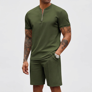 Ensemble court décontracté en polyester tricoté vert pour homme, couleur unie, séchage rapide, tenue d'été, look deux pièces - Product Image 1
