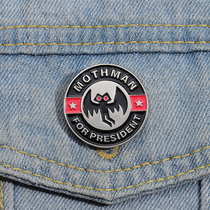 Mothman เข็มกลัดเคลือบรูปยุงบินเข้มป้ายโลหะติดปกเสื้อรูปฮาโลวีนแนวพังก์ของขวัญเครื่องประดับสำหรับเพื่อนเด็ก - Product Image 1