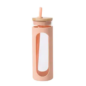 Botella de agua con funda de silicona de 600ml de alta calidad al por mayor, botella de vidrio con tapa de bambú y pajita de color