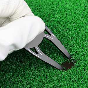 Horquilla de golf multifuncional de aleación de zinc negra con abridor de botellas para marcar el campo de golf - Product Image 4