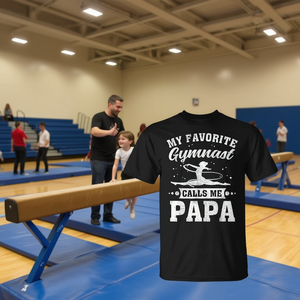 Camiseta con estampado de serigrafía de "Mi gimnasta favorita me llama papá" para hombre adulto, manga corta, cuello redondo, regalo para reunión familiar - Product Image 3