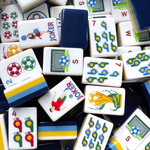 Offre Spéciale <span class=keywords><strong>Coupe</strong></span> <span class=keywords><strong>du</strong></span> <span class=keywords><strong>Monde</strong></span> de Football 2026 : Ensemble de Mahjong Américain Écologique en Tuiles Acryliques Colorées de Luxe, 160 Tuiles, Thème Football pour Enfants - Product Image 2